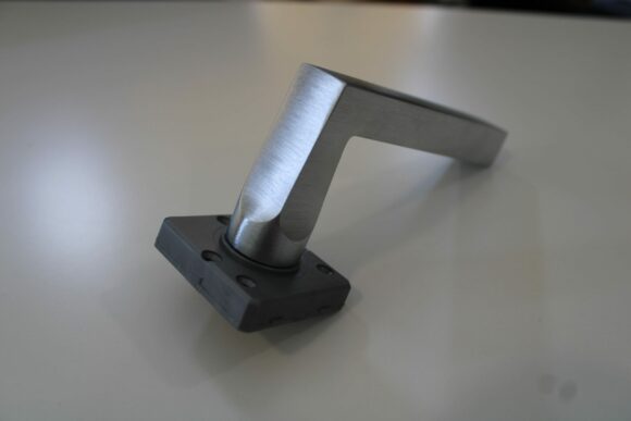Maniglia cromo satinato per porta interna modello Quadra -1502