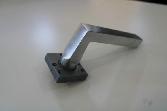 Maniglia cromo satinato per porta interna modello Quadra -1503