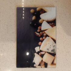 Tagliere in vetro con stampa di formaggi da cm. 30 x 20-586
