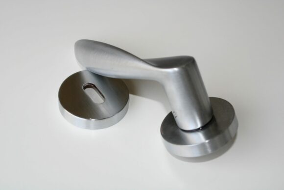 Maniglia cromo satinato per porta interna - mezza destra - COLOMBO modello WING -659