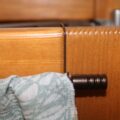 GANCIO per tenda senza fori MARRONE, gancio per serramenti in PVC e legno sp. mm. 19/21 - Gancio lungo-0