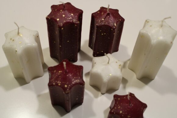 Candele a forma di Stella colore Bordeaux con piccoli brillantini a forma di stelline dorate -1250