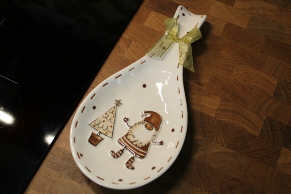 Poggiamestolo in ceramica con disegno natalizio e decori color oro-0