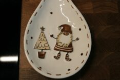 Poggiamestolo in ceramica con disegno natalizio e decori color oro-1245