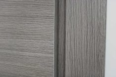Porta interna grigio cenere nel dettaglio