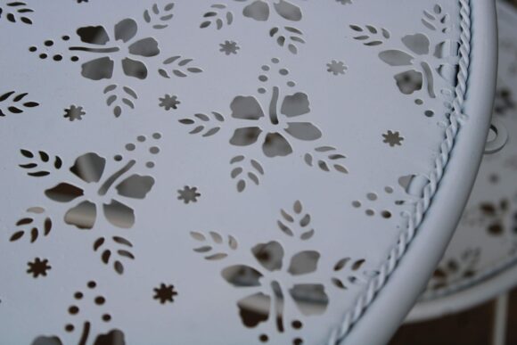 Set Bistrot da giardino in metallo traforato Bianco candido a fiori 2 sedie e 1 tavolino-1593