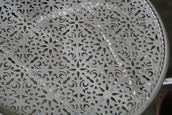 Set Bistrot da giardino in metallo traforato Bianco 2 sedie e 1 tavolino-1596