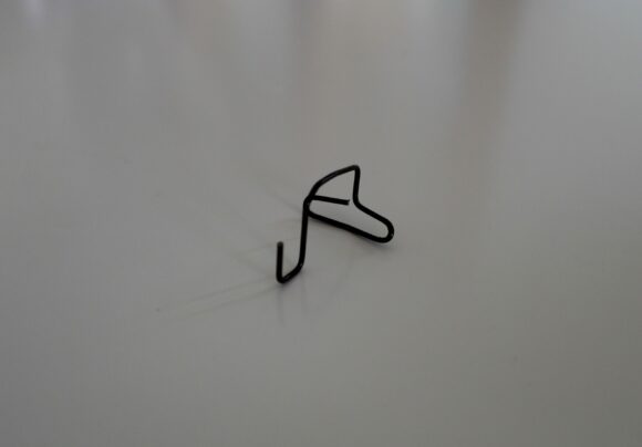 GANCIO per tenda senza fori MARRONE, gancio per serramenti in PVC e legno sp. mm. 16/18 - Gancio corto-0