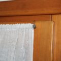 GANCIO per tenda senza fori MARRONE, gancio per serramenti in PVC e legno sp. mm. 19/21 - Gancio corto-0