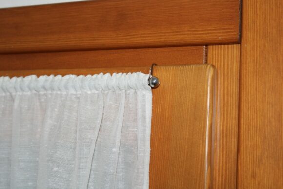 GANCIO per tenda senza fori MARRONE, gancio per serramenti in PVC e legno sp. mm. 16/18 - Gancio corto-1574