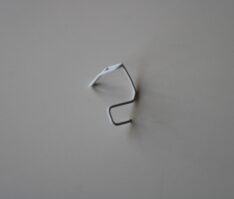 GANCIO per tenda senza fori BIANCO, gancio per serramenti in PVC e legno sp. mm. 16/18 - Gancio corto-0