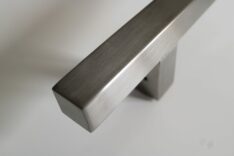 Maniglione in acciaio inox satinato per porta blindata con forma quadrata lunghezza cm. 116-0
