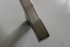 Maniglione in acciaio inox satinato per porta blindata con forma quadrata lunghezza cm. 116-1612