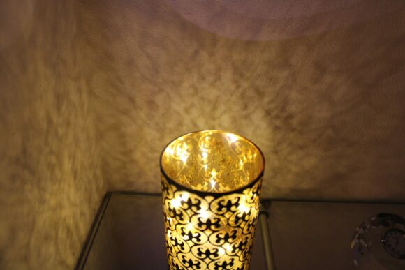 Lampade porta tealight in vetro decorato con luci a led - Nero/Oro e Bianco/Oro - cm. cm. Ø 9 x 15 H-1760