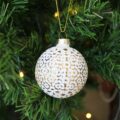 Pallina di Natale in vetro Bianco con decoro dorato Decoro natalizio forma di Sfera da Ø 4 cm. -0